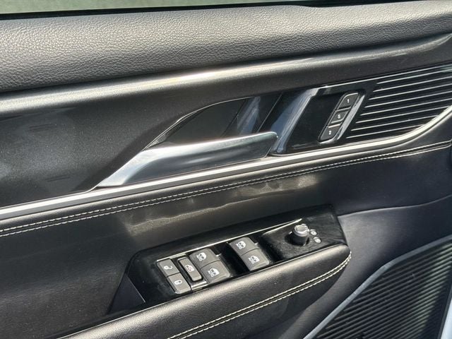 2023 Jeep Wagoneer Base