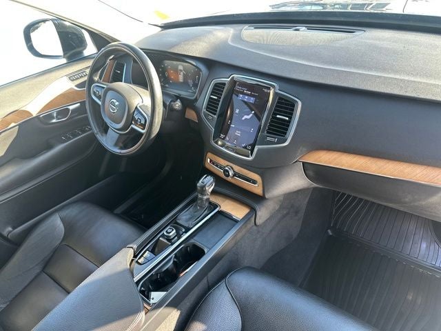 2022 Volvo XC90 T6 Momentum