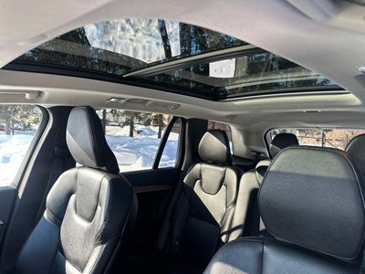 2022 Volvo XC90 T6 Momentum