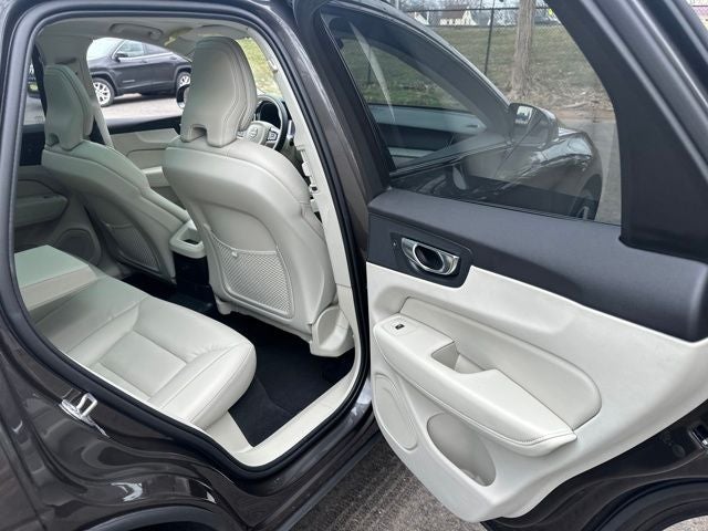 2025 Volvo XC60 Plug-In Hybrid T8 Plus