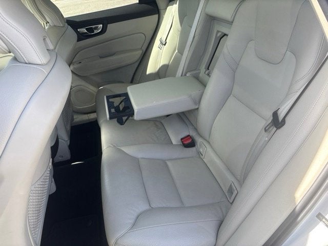 2022 Volvo XC60 B5 Momentum