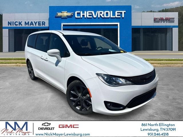 2020 Chrysler Pacifica Touring's photo